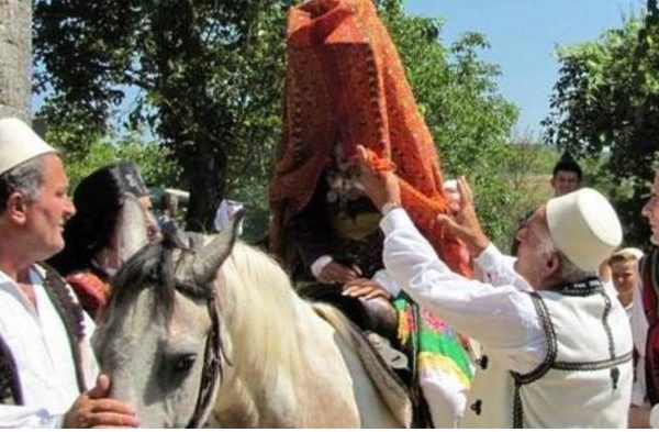 Historia prekëse e familjes shqiptare/ Vajza i nderron jete ditën e dasmës, ja cfare vendos i Zoti i shtepise per krushqit
