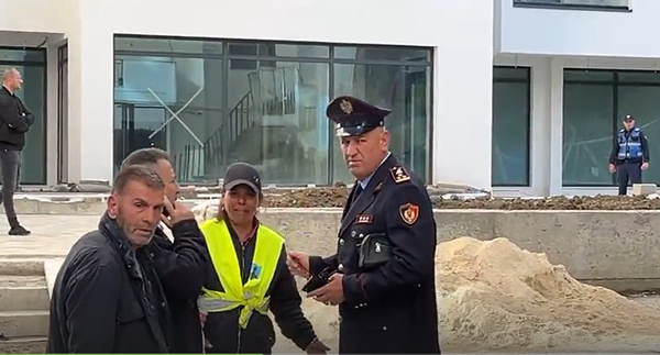 “E vr*në mo e vr*në, o Zot i madh”, shp*rthen në lot gruaja e rojes ne Vlore të ekz*kutuar me tre pl*mba (VIDEO)