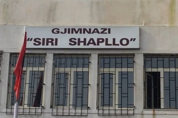 Vuri bast me shokët, 16-vjeçari ne Gjirokaster hidhet nga kati i dytë i gjimnazit! Ja sa leke dhe cfare e gjeti