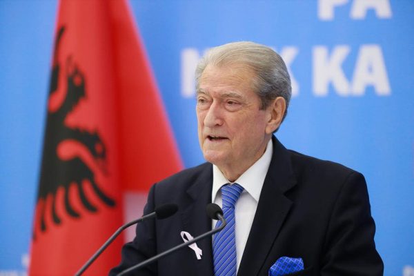E fundit! Drejt doreheqjes! Vjen reagimi i Sali Berishes