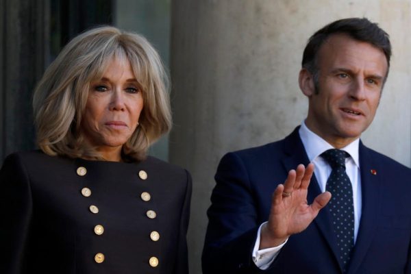 E q*lloi me sh*ulle! Ja ç’ka ndodhur dikur mes Macron dhe Brigitte — Rikthehet në vëmendje historia e tyre e dashurisë