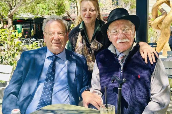 84 vjeç, me shkop në dorë RESHAT ARBANA bën premtimin e madh per shqiptaret: Ja ku ta shohim