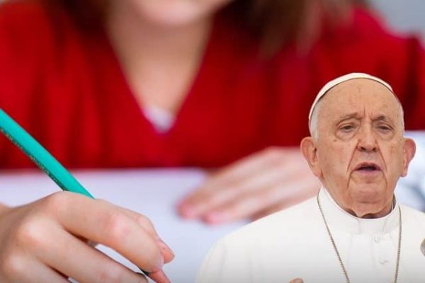 “Kush e krijoi Zotin?” Pyetja që 7 vjeçarja i drejtoi Papa Françeskut para se të ndërronte jetë, ja si u përgjigj ai