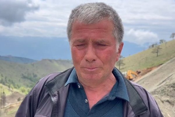 I biri dy ditë nën dhe, babai i Arditit 29 vjeçar rr*qeth me lutjen për shtetin: Dua ta gjej, ti vendos lule, trupi i tij ka