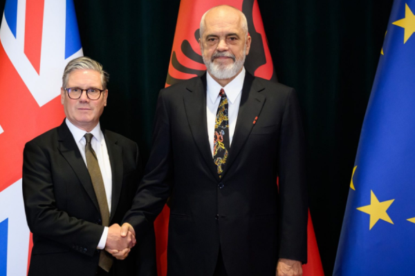 Nxënësi i Tony Blair/ Si arriti Edi Rama të p*shteronte Kryeministrin e Anglise në skenën botërore, cfare fshihet pas emigranteve