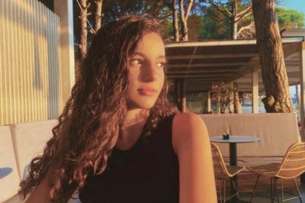 Emocione dhe lot, vajza e Dr. Florit ngjitet në skenë për herë të parë, rikthen zërin e të atit