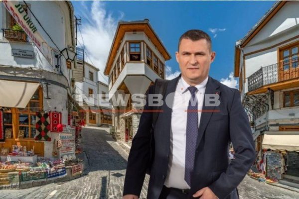 Altin Dumani merr prokurorët e SPAK e “zbarkon” në Gjirokastër, çfarë po “kurdiset” në kryeqendrën e jugut