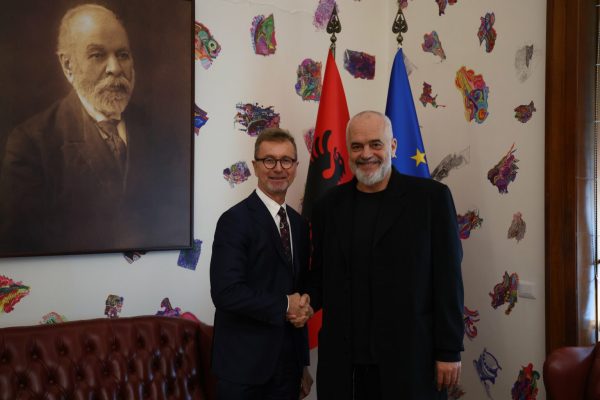 Kam dy fëmijë me ish-gruan” ambasadori i BE: Tani jam martuar me një burrë, kjo është mënyra si jam une dhe shqiptarët ta dijnë se