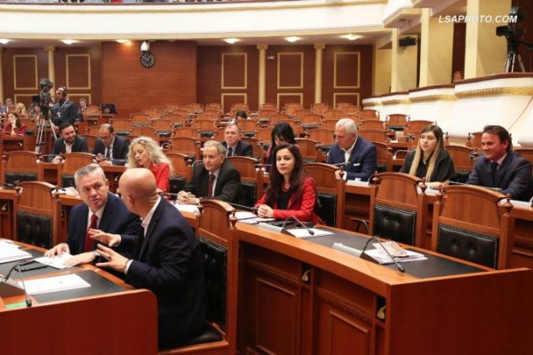‘Ne koke, edhe ne gj*ks…’, Ish-deputeti i PD ‘kapet m*t’ me p8stolete ne dore (VIDEO)