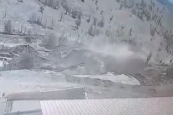 Pamje tr*gjike/ Momenti i sh*mbjes së masivit të kromit në Klos, si përfundoi nën t*kë punëtori 29-vjeçar (Video)