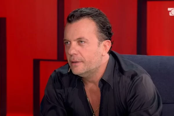 Laert Vasili rrëfen historinë e gjyshit, lidhja me Beqir Ballukun dhe Ramiz Alinë