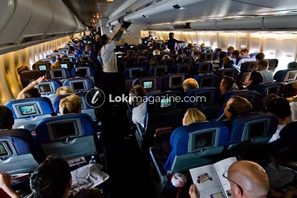 Kujdes nga rregullat e reja: Do të gjobiteni me 70 euro nëse bëni veprimin që bëjnë shqiptarët brenda avionit