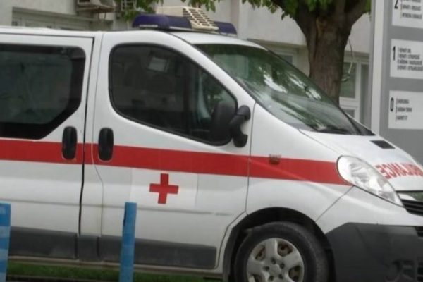 E rëndë në vend/ Pacienti h*dhet nga kati i tretë i spitalit, nd*rron jetë në vend