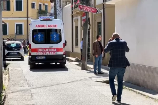 E fundit! Turisti në gjendje të d*hur vr*t me th*kë gruan në Shkodër dhe tenton t’i japë f*nd jetës (Video)