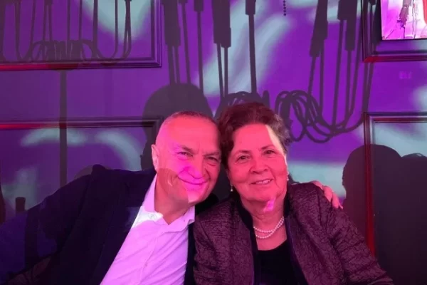 Mos u merrni me mua se jam e vjeter! Ja shuma e cmendur e parave e fshehur ne canta te vjehrres se Ilir Metes