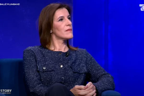 K*rcënohen me a*më vajzat e Klodiana Lalës: Leje kete pune se…(Video)