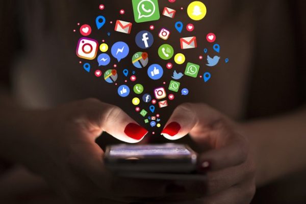 Del ligji ne Itali, kush kontrollon Whatsapp-in apo telefonin e partnerit d*nohet me 10 vite b*rg