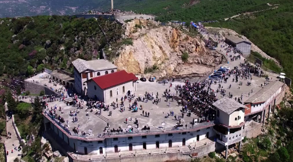 “Të verbrës që iu kthye shikimi”, Prifti rrëfen mr*kullitë që ka parë me sytë e tij në Kishën e Laçit