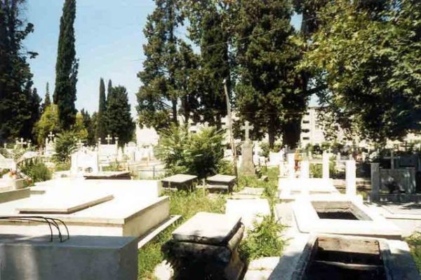 E r*ndë në Maliq! V*dhen pllakat e mermerit të v*rreve, ja cfare bente pronari i axhensise Funerale