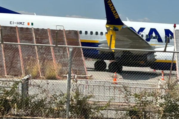 E rende! Avioni i Ryanair përpl*set me rrethimin e aeroportit ne Greqi, thuhet se…