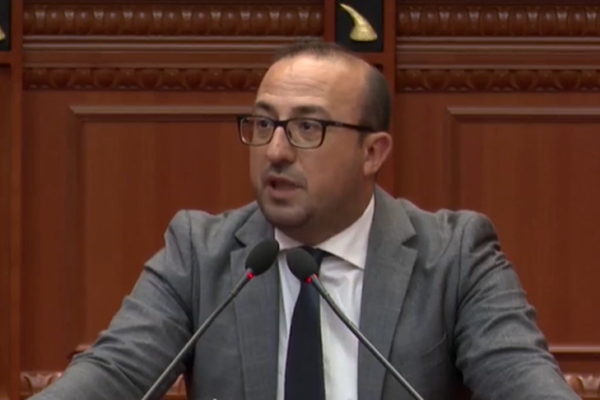 Humori i zi i Korreshit në Kuvend: Shyqyr nuk e kam babën gjallë se nënën keto vite do ma…