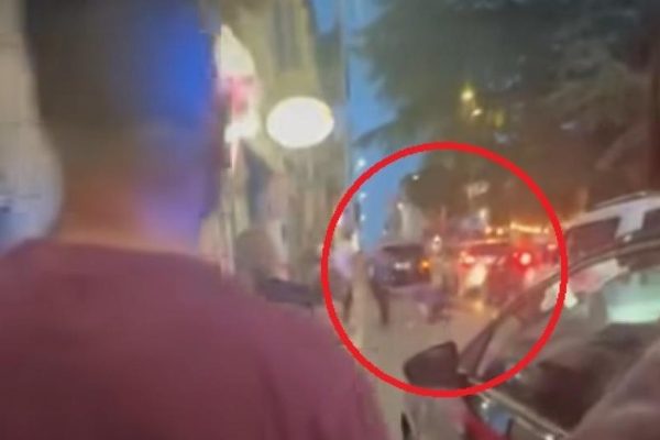 E rende! Dy shqiptarë rr*hin me shpulla karabinierët ne Itali, arsyeja e cm*ndur qe i futi ne b*rg (Video)