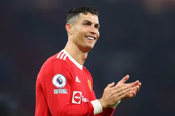 Nuk besoni cfare te mire ben! Ja pse Cristiano Ronaldo vendos manikyr të zi në gishtat e këmbëve?