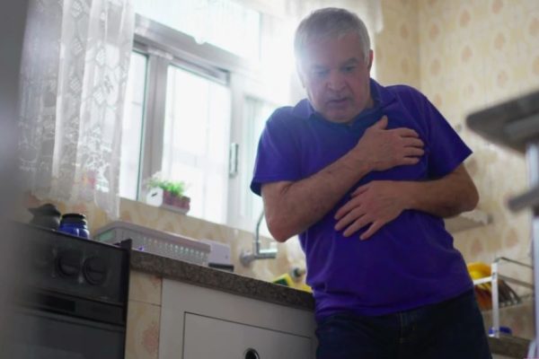 Cili krah dhemb para një ataku në zemër? Mesojeni këtë simptomë që mund t’ju shpëtojë jetën