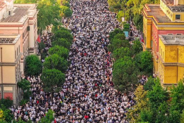 Besimtarët muslimanë do ikin nga puna për tu falur, Parlamenti shqiptar jep detajet