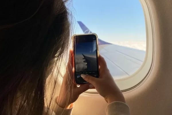 9 gjëra që s’duhet t’i vishni kurrë kur udhëtoni me avion – thonë stjuardesat