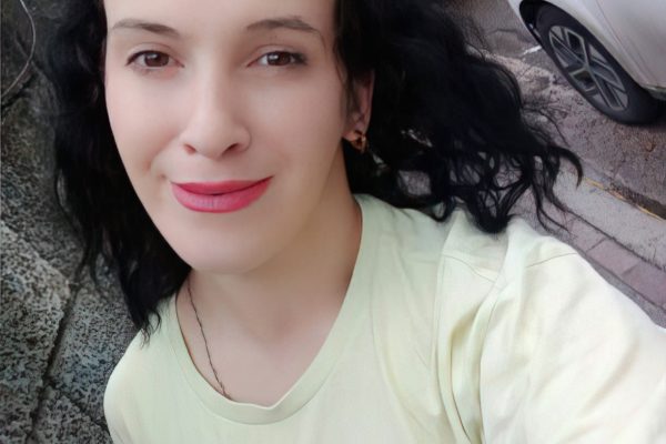 Moza spo kthehet në shtëpi, burri: Ma kane dr*guar, unë e mbaja si princeshë, rr*fte goca per mua por