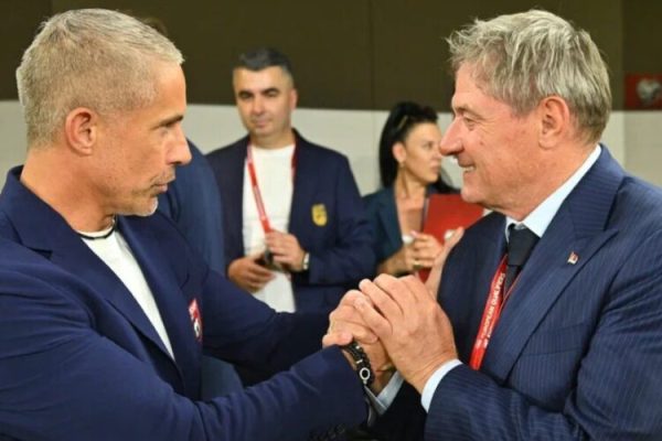 Upss! Serbët ‘shp*rthejnë’ ndaj trajnerit të tyre, shkak veprimi i ‘cuditshem’ për Shqipërinë dhe shqiptaret?
