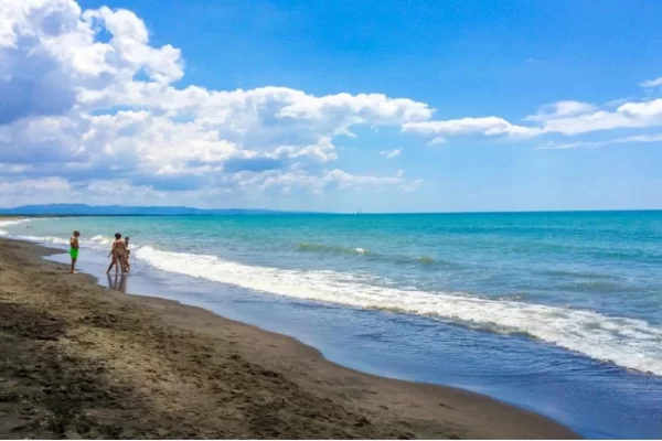 Loja kthehet në tr*gjedi! I riu hap gropën buzë detit, por bie brenda dhe mbulohet nga rëra, familjarët e gjejnë pa jetë