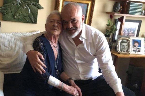 Ditën që me vd*q babai më erdhi propozimi i jetës! Ja cfare me tha mamaja