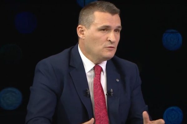 E bujshme “Dumani drejt p*rplasjes fizike me nje gjykatese, i rr*mben kompjuterin”