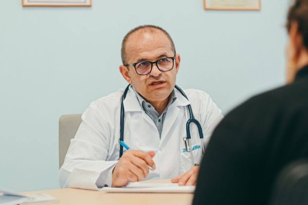 “Shëndeti i Kryeministrit në rr*zik?” – Doktori Ilir Allkja ngre shqetësim për gjendjen e Edi Ramës (Foto)