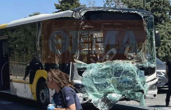 E fundit! P*rplasen “kokë më kokë” dy autobusa në Greqi, 47 të pl*gosur, mes tyre 12 të m*tur, detajet
