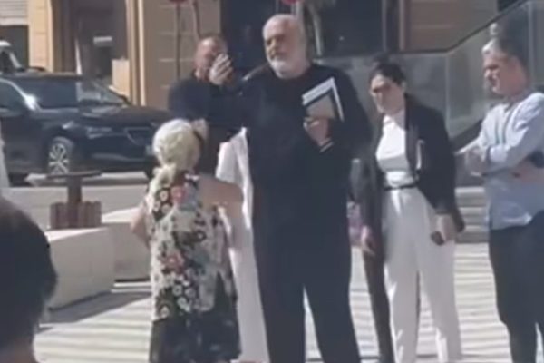 “Më dëgjo, o Kryeministër!” Qytetarja p*rplaset me policinë për t’u afruar te Rama, ja premtimi që i bëri Kryeministri