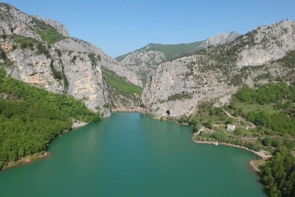 E fundit/ Babai e kërkoi gjithë natën, gjen djalin 23 vjeçar të vr*rë brenda liqenit të Shkopetit