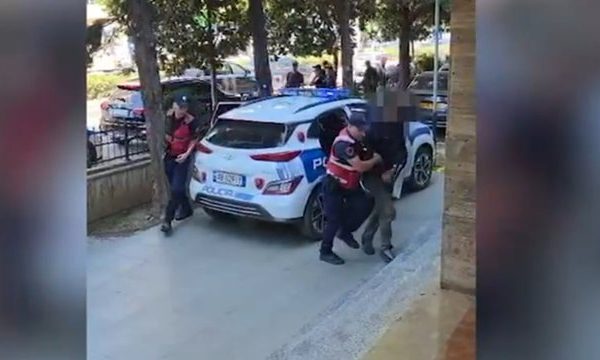 Cmenduri në Tiranë/ 34-vjeçari përndjek ish-të dashurën, i lë pl*mba në shtëpinë e prindërve