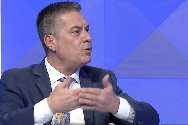 Me Europen apo SHBA? Vangjeli parashikon dilemën e madhe me të cilën do përballet Shqipëria!