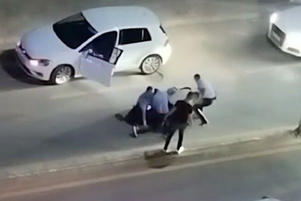 E rëndë në qytetin shqiptar/ 27-vjeçari vd*s gjatë shoqërimit nga Policia , arr8stohen pesë efektivë