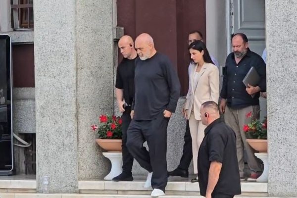 Zbulohet ‘loja e pisët’ – Shkarkimi i drejtorëve, Edi Rama do të punësojë…