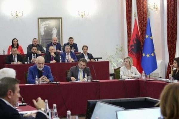 E bujshme! Pas Bashkive Rama bën gati shkarkimet ne qeveri, ja kush do largohen me urgjence