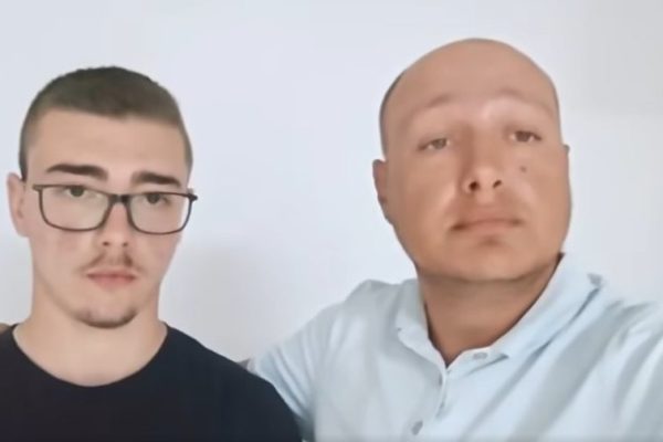 ‘Donin të më mb*llnin gojën’ Gazetari që nxorri videon e 18 vjecarit, zbulon me cfare e k*rcenuan, dhe cfare po i bejne ‘shoket e policit’ (Video)
