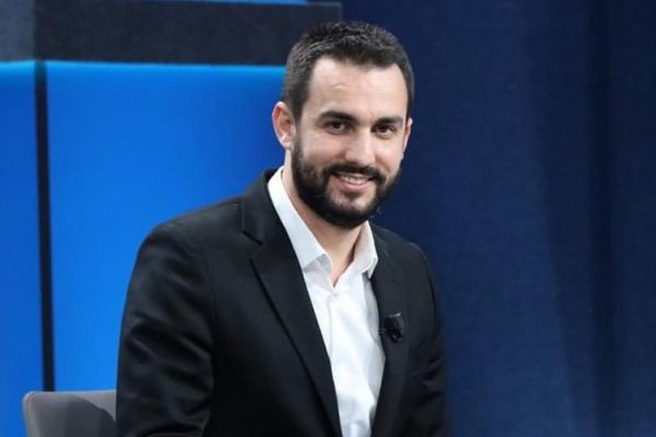 Përça dhe sundo! 3 lajme brenda dy orësh, kush po e s*lmon befasisht Lapajn?