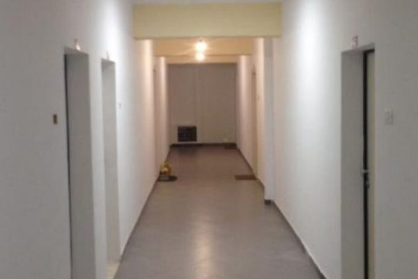 Gruaja rë*konte dhe ulë*inte GJATE SE**SIT, banorët e pallatit në Tiranë i bëjnë ate qe se priste kurre: Kollovarit i
