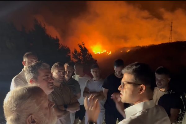 Situata del jashte k*ntrrolli, zjarri i fr*kshem 150 metra nga hotelet e njohura te Jugut