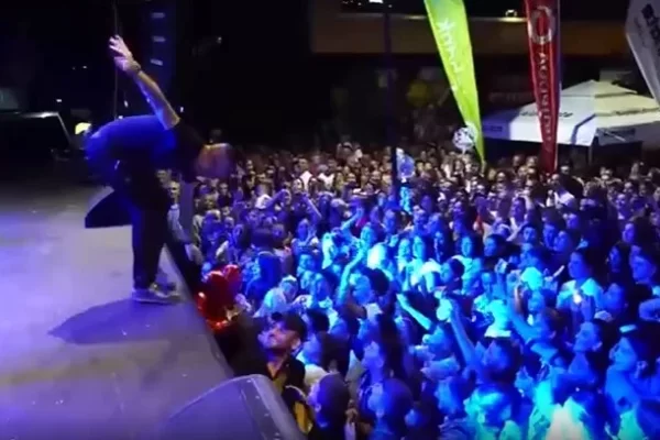 Pamje trishta! Salsano Rrapi hidhet nga skena e Portokallise, askush nuk e pret, ja cfare i ndodhi (Video)