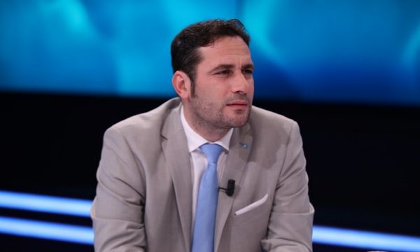 “Kozaku shp*rthen ndaj Elvis Naçit: Iu merr leke njerezve e i luan në kazino!( VIDEO )
